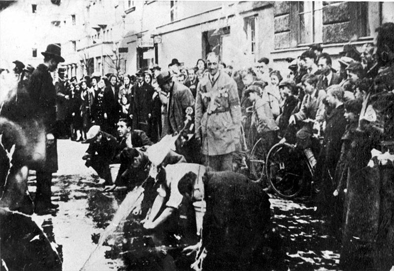 יהודים שאולצו לנקות את הרחוב בווינה, אוסטריה